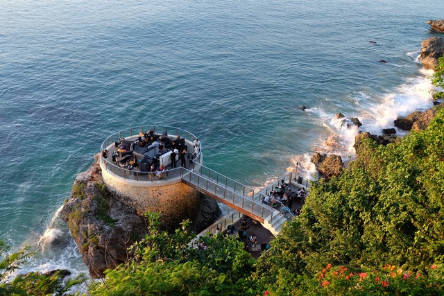 Rekomendasi Restoran Pinggir Tebing di Bali, Foto: Unsplash/James Tiono