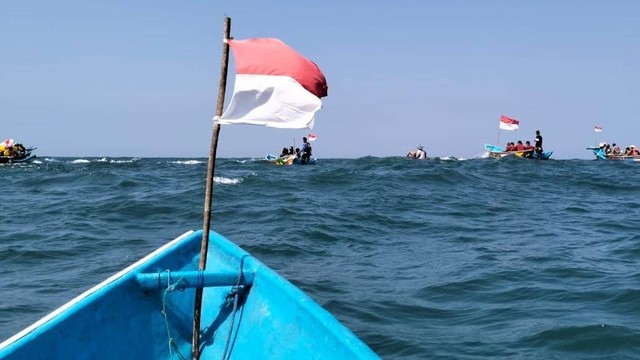 Upacara di tengah laut untuk peringati dasawarsa UU Keistimewaan DIY, Sabtu (27/8/2022). Foto: erfa