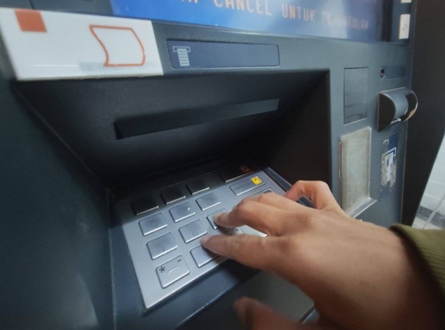Ilustrasi transfer uang melalui ATM. Foto: Qadri Anwar/Paluposo