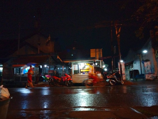 Bisnis receh di kaasan Landungsari, Kota Pekalongan. (foto: dok.pribadi)