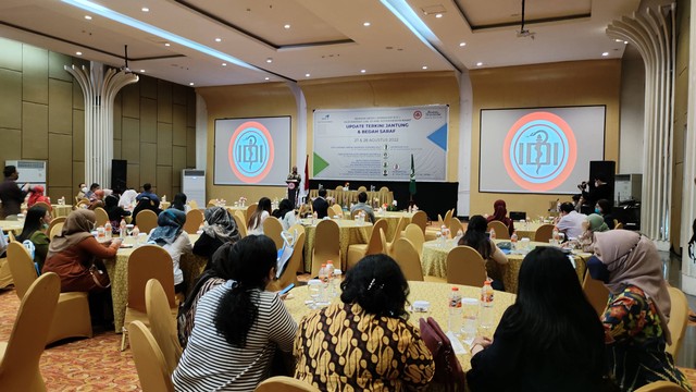 Semarang Medical Center (SMC) RS Telogorejo bekerja sama dengan Ikatan Dokter Indonesia (IDI) cabang Kotawaringin Barat (Kobar) menggelar seminar bertajuk update terkini jantung dan bedah saraf dan workshop electrokardiogram (ECG) di Ballroom Brits Hotel Pangkalan Bun, Sabtu (27/8/2022). Foto: Lukman Hakim/InfoPBUN