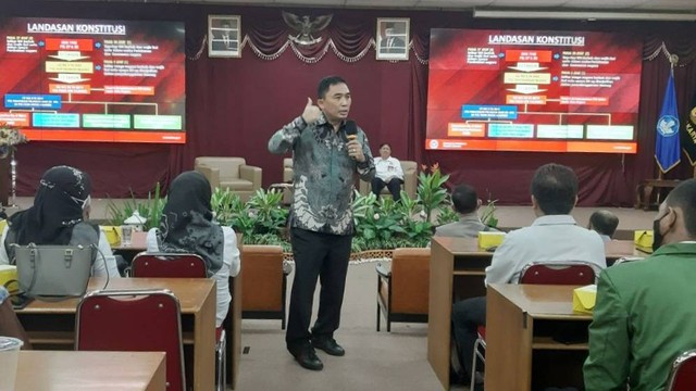 Direktur Bela Negara Ditjen Pothan Kemhan RI, Brigjen TNI Jubei Levianto, saat berikan materi untuk mahasiswa UPNVY, Sabtu (27/8/2022). Foto: Len/Tugu Jogja