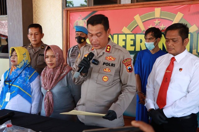 Konpers Polres Pekalongan ungkap praktik dukun cabul, Jumat (26/8). Foto: Polda Jateng