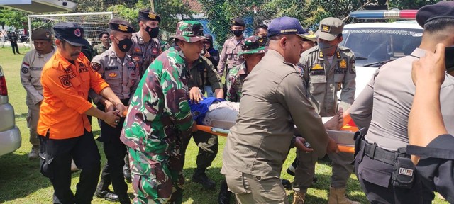 Petugas melakukan evakuasi terhadap puluhan warga di Kabupaten Kuningan, Jawa Barat, saat simulasi penanganan bencana erupsi Gunung Ciremai. (Andri)