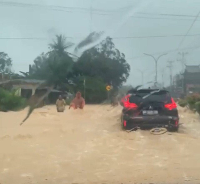 3 Jam Diguyur Hujan Singkawang Terendam Banjir