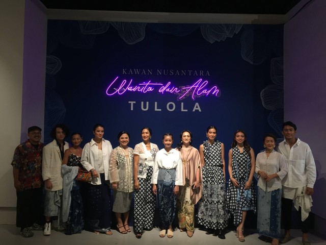 Happy Salma, Co-Founder Tulola Design bersama deretan selebriti di acara Kawan Nusantara. Foto: Avissa Harness/ kumparan
