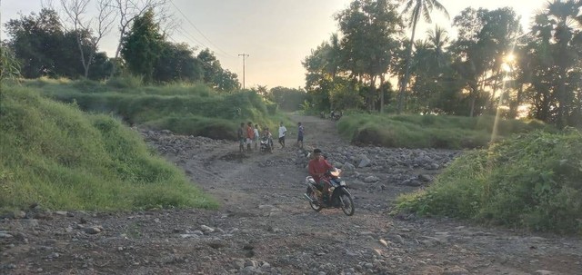 Keterangan foto:Kondisi salah satu ruas jalan di kecamatan Ile Ape Kabupaten Lembata. Foto:Teddi Lagamaking.