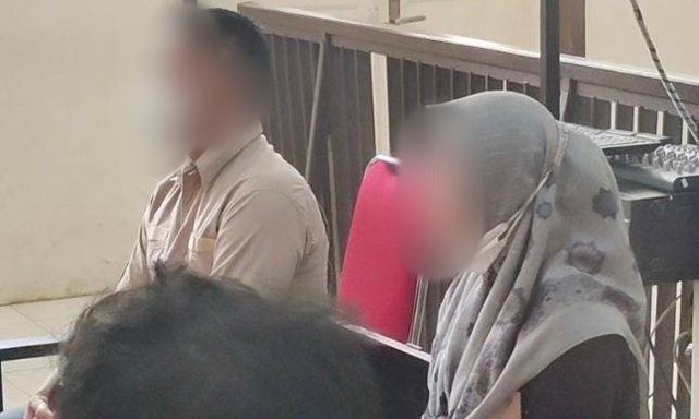 Guru SMA di Banyuasin (NN) dan Pria (HA) bukan suaminya jalani sidang tipiring (Foto : Ist)