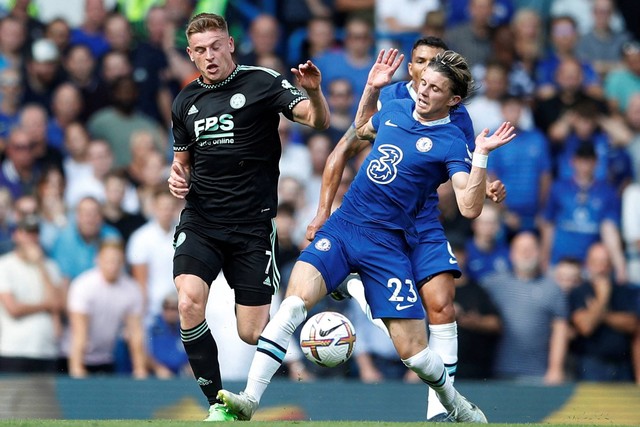 Pemain Chelsea Conor Gallagher melanggar pemain Leicester City Harvey Barnes yang mengakibatkan kartu kuning kedua di Stamford Bridge, London, Inggris, Sabtu (27/8/2022). Foto: Peter Nicholls/REUTERS