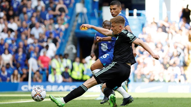 Pemain Leicester City Harvey Barnes mencetak gol pertama mereka saat hadapi Chelsea di Stamford Bridge, London, Inggris, Sabtu (27/8/2022). Foto: Action Images via Reuters/Peter Cziborra