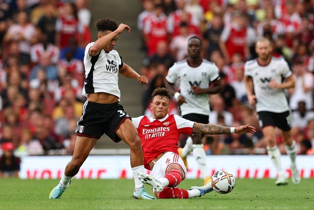 Pemain Arsenal Ben White beraksi dengan pemain Fulham Antonee Robinson di Stadion Emirates, London, Inggris, Sabtu (27/8/2022). Foto: David Klein/REUTERS