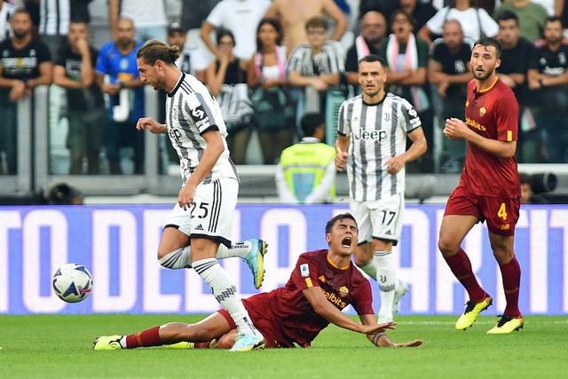 Pemain AS Roma Paulo Dybala mengalami cedera saat hadapi Juventus di Allianz Stadium, Turin, Italia, Sabtu (27/8/2022). Foto: Massimo Pinca/REUTERS