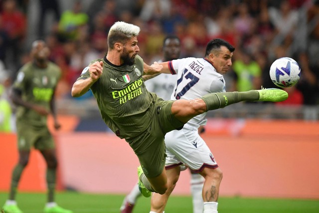 Pemain AC Milan Olivier Giroud mencetak gol keduanya saat hadapi Bologna di San Siro, Milan, Italia, Sabtu (27/8/2022). Foto: Daniele Mascolo/REUTERS