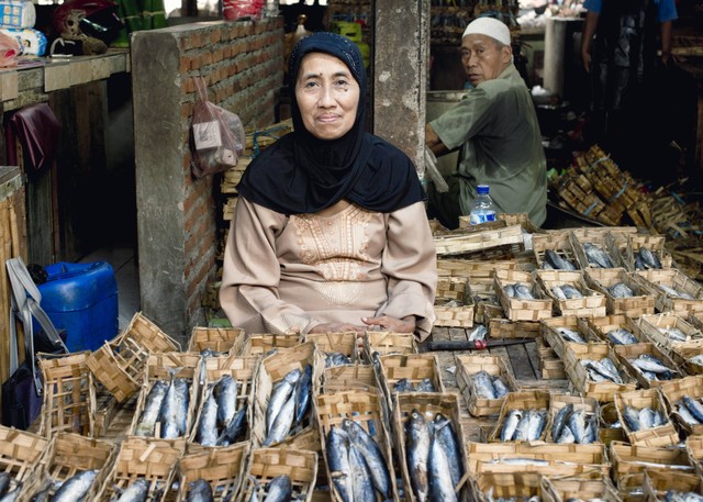 Ilustrasi memotret human interest dengan objek penjual ikan di pasar tradisional. Foto: dani3315/Shutterstock