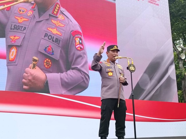 Kapolri Jenderal Listyo Sigit Prabowo dalam acara Kirab Merah Putih di Bunderan HI, Jakarta, Minggu (28/8). Foto: kumparan