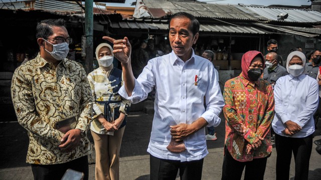 Presiden Joko Widodo melakukan kunjungan di Pasar Cicaheum Bandung, Jawa Barat, Minggu (28/8). Foto: ANTARA FOTO/Raisan Al Farisi