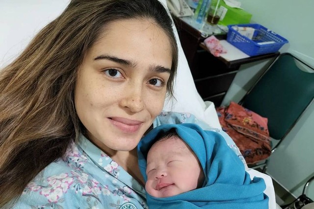 Yasmine Wildblood melahirkan anak ketiga. Foto: Instagram/@abishalom234sc