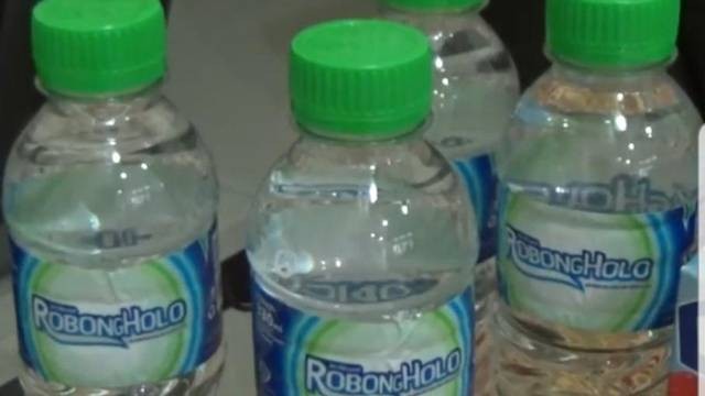 Robongholo, air mineral lokal dari Jayapura. (BumiPapua.com/Katharina)