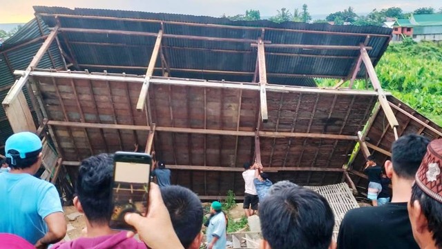 Warga rubuhkan rumah pelaku pembunuhan di Kolaka Utara. Foto: Dok kendarinesia.