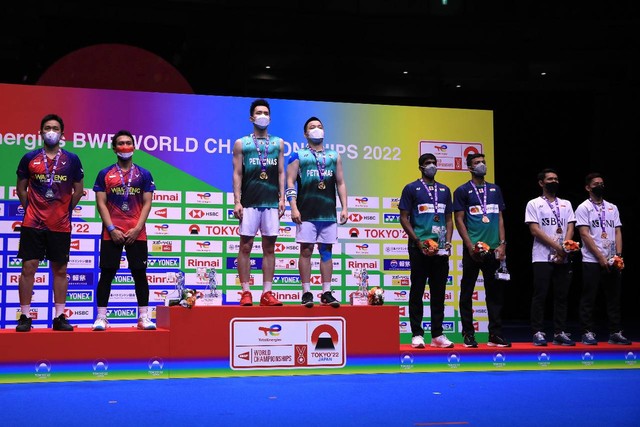 Mohammad Ahsan/Hendra Setiawan di podium Kejuaraan Dunia BWF 2022, Tokyo Metropolitan Gymnasium, Tokyo, Jepang, Minggu (28/8).  Foto: PBSI
