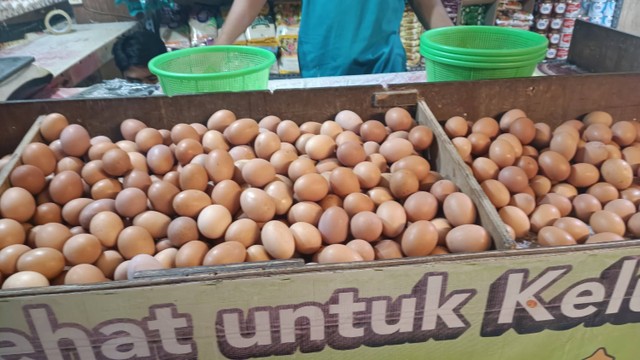 Telur ayam ras di Pasar Cijantung Jakarta. Foto: Ghinaa Rahmatika/kumparan
