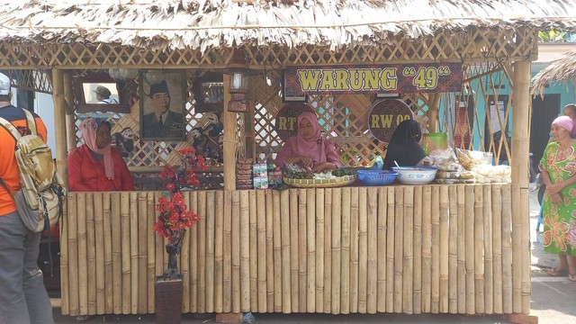 Salah satu kios yang menjajakan makanan tradisional. Foto: Aisyah Nawangsari
