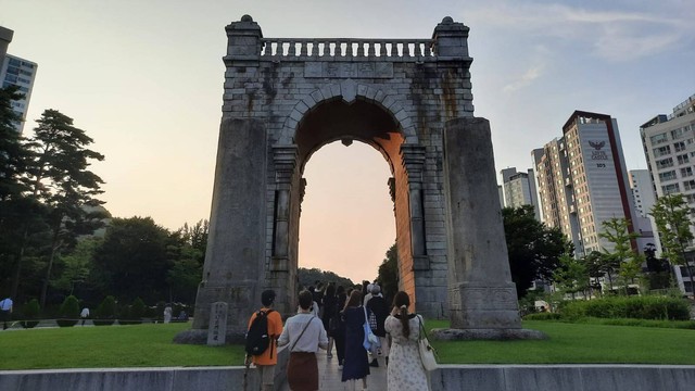 Independent Gate masuk dalam bagian taman balai sejarah Seodaemun, Seoul, Korea Selatan. Foto: Khiththati/acehkini