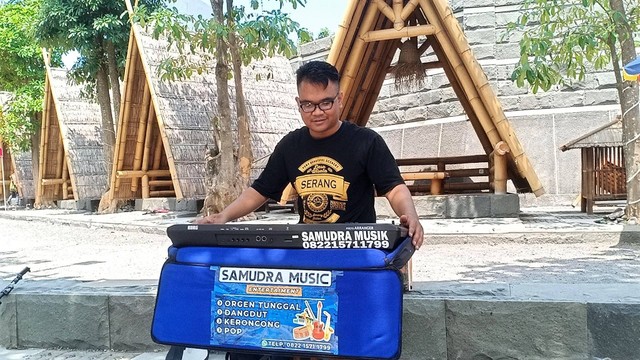 Pemain organ tunggal di objek wisata Kali Pepe Land, Boyolali. FOTO: Agung Santoso