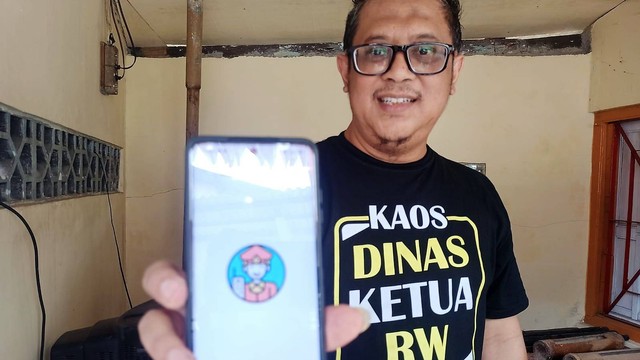 Ketua RW XI Kelurahan Danukusuman, Kecamatan Serengan, Solo, Aris Joko Saraswo, menunjukkan aplikasi e-Ronda buatannya. FOTO: Agung Santoso
