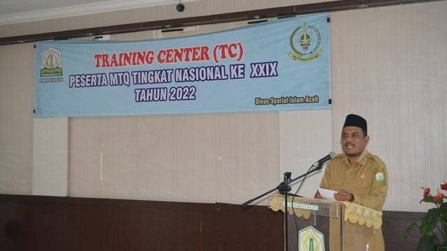 Kepala Dinas Syariat Islam (DSI) Aceh, Dr EMK Alidar, saat memberi sambutan pada training center (TC) peserta MTQ Nasional XXIX 2022. Foto: Dok. DSI Aceh