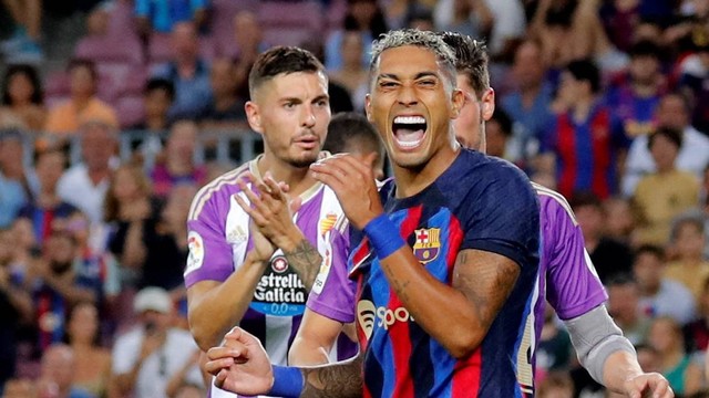 Pemain FC Barcelona Raphinha bereaksi saat pertandingan melawan Real Valladolid di Stadion Camp Nou, Barcelona, Spanyol, Minggu (28/8/2022). Foto: Nacho Doce/REUTERS