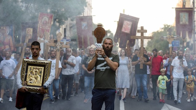 Seorang pria mengenakan T-shirt dengan huruf Z, memegang ikon selama protes terhadap acara LGBT internasional Euro Pride di Beograd, Serbia, Minggu (28/8/2022). Foto: Zorana Jevtic/REUTERS