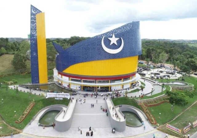 Masjid Tanwirun Naja (Tanjak) menjadi ikon baru wisata religi di Batam. (Foto: ist)