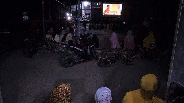 Pemutaran film lewat layar tancap di Gampong Dayah Baro, Kecamatan Delima, Pidie. Foto: Aceh Film Festival 