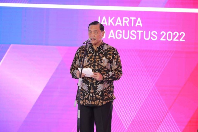 Menko Bidang Kemaritiman dan Investasi Luhut Binsar Pandjaitan dalam acara peluncuran kartu kredit pemerintah domestik dan QRIS antarnegara. Foto: Dok. Kemenko Marves