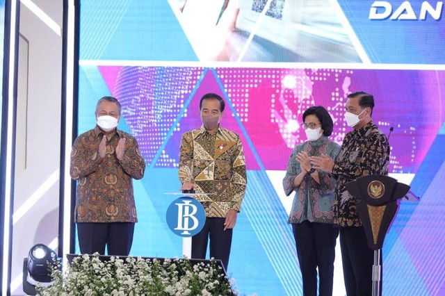 Presiden Jokowi meluncurkan kartu kredit pemerintah domestik dan QRIS antarnegara. Foto: Dok. Kemenko Marves
