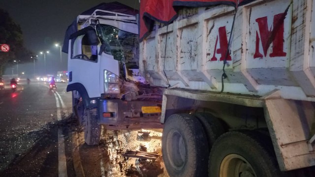 Dua dump truk kecelakaan di Balaraja, Tangerang, Senin (29/8/2022). Foto: Dok. Istimewa