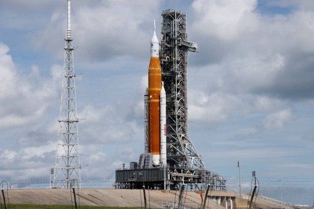 Roket bulan generasi berikutnya NASA, roket Space Launch System (SLS) berdiri di landasan peluncuran 39B dalam persiapan untuk misi Artemis 1 tak berawak di Cape Canaveral, Florida, AS. Foto: Joe Skipper/REUTERS
