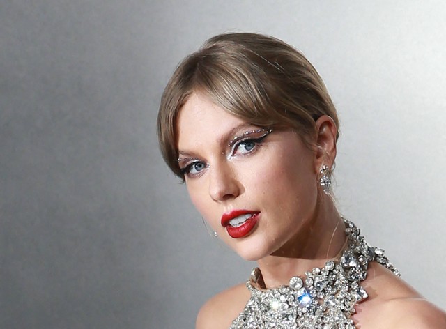 Taylor Swift saat di red carpet MTV VMA 2022. Foto: Andres KUDACKI / AFP
