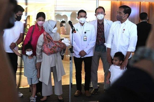 Presiden Jokowi dan Ibu Negara Iriana Joko Widodo menjemput cucu kelimanya yang bernama Panembahan Al Saud Nasution di RS Pondok Indah, Jakarta, Sabtu (27/8/2022). Foto: Biro Pers Sekretariat Presiden/HO ANTARA