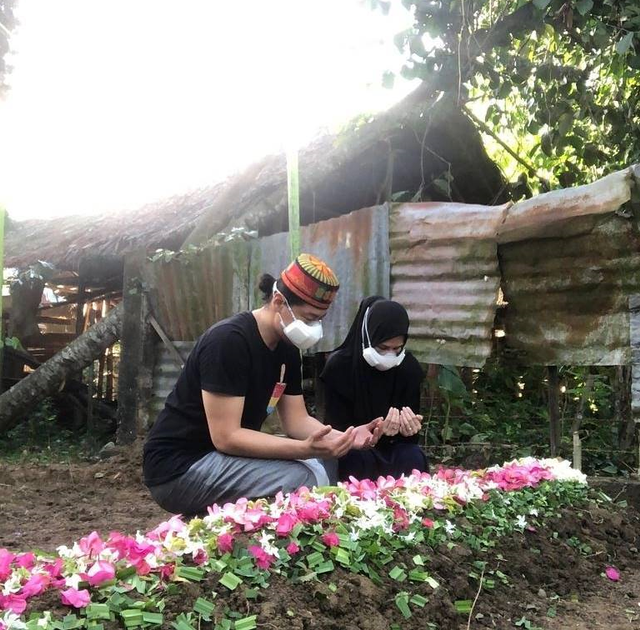 Cut Meyriska dan Roger Danuarta di makam sang ayah. Foto: Instagram