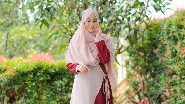 Ilustrasi inspirasi warna hijab untuk outfit merah maroon. Foto: Instagram.com/anisarahma_12