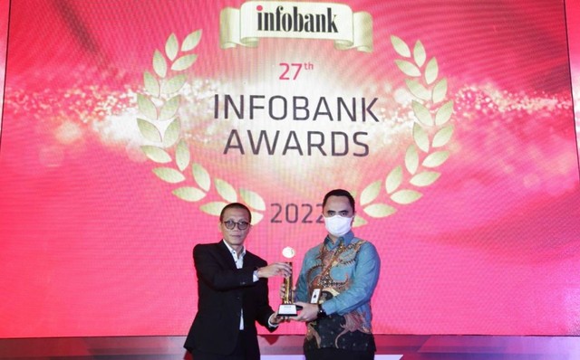 Pemimpin Jakarta, Yanky Istianto, mewakili Direktur Utama Bank Kalbar menerima penghargaan Diamond Trophy 27th Infobank Award 2022 di Hotel Kempinski, Jakarta. Foto: Dok. Bank Kalbar