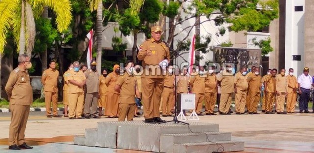Penjabat Gubernur Papua Barat Paulus Waterpauw memimpin apel pagi di lingkungan Pemkot Sorong, Senin (29/8), foto: Istimewa/Diskominfo Provinsi Papua Barat