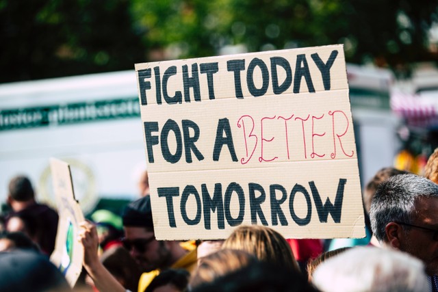 Ilustrasi Salah Satu Perubahan Sosial Budaya yang Terjadi Setelah Revolusi Mei 1998, Foto Unsplash Markus Spiske