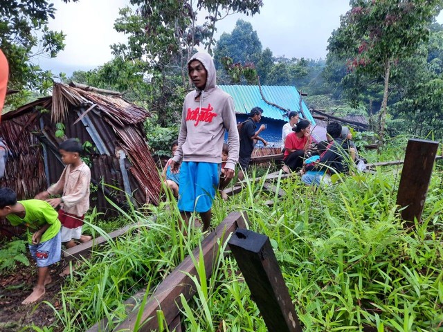 Warga di Mentawai mengungsi akibat gempa magnitudo 6,4 Senin 29 Agustus 2022. (Foto BPBD Mentawai)