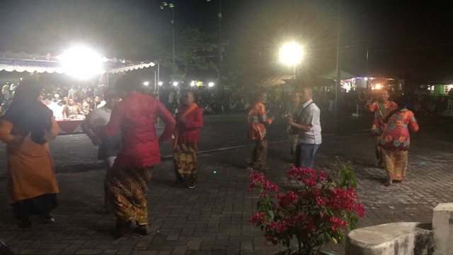 Para penari joget dangkong tampil di malam penutupan peringatan HUT ke-77 RI. Foto: Asrul Zeni/kepripedia.com