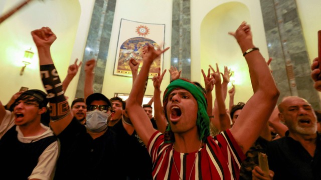 Pendukung pemimpin populis Irak Moqtada al-Sadr memprotes di Zona Hijau, di Baghdad, Irak, Senin (29/8/2022). Foto: Alaa Al-Marjani/Reuters