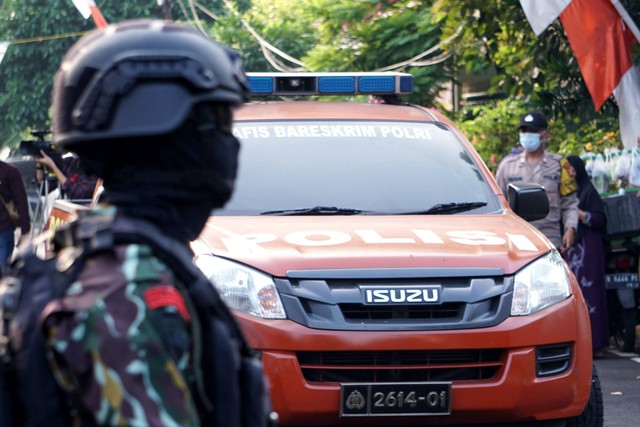 Petugas INAFIS Bareskrim Polri tiba di rumah pribadi Ferdy Sambo di Jalan Saguling, Duren Tiga, Jakarta Selatan, Selasa (30/8/2022). Foto: Jamal Ramadhan/kumparan