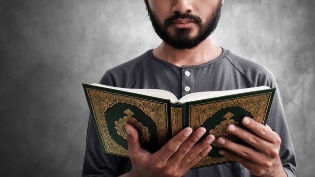 Ilustrasi Al-quran. Foto: FOTOKITA/Shutterstock.